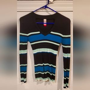 Super cute long sleeved sweater with fashionable neck